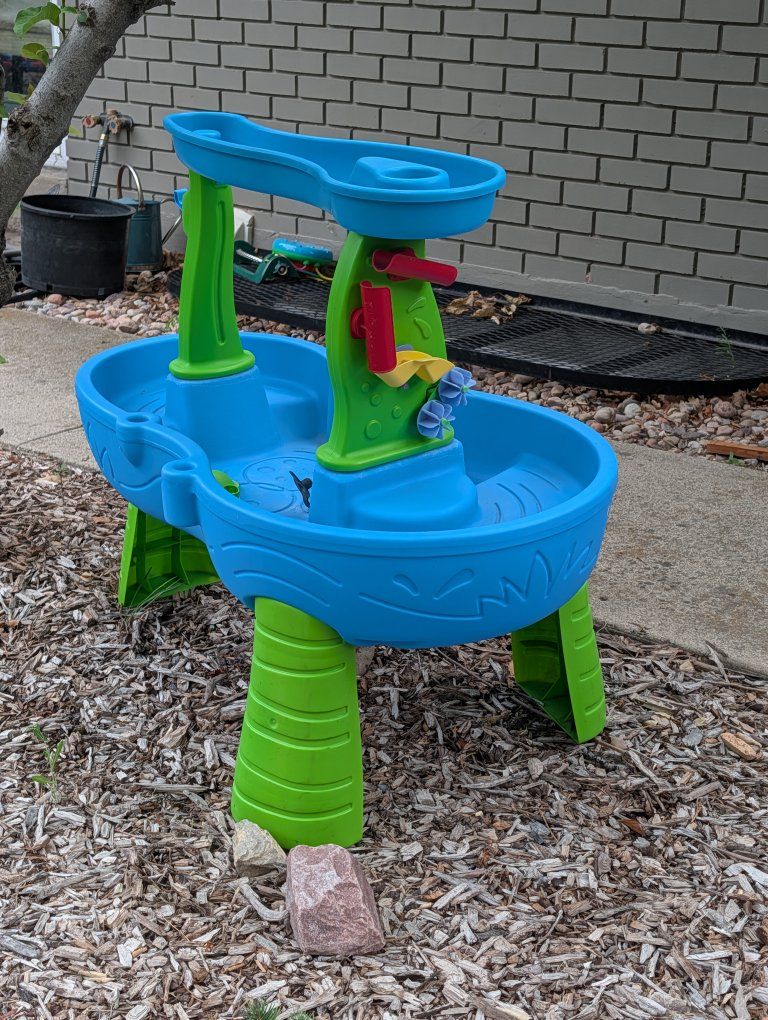 Step2 Rain Showers Splash Pond Water Table Outdoor Playset