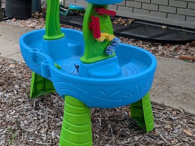 Step2 Rain Showers Splash Pond Water Table Outdoor Playset