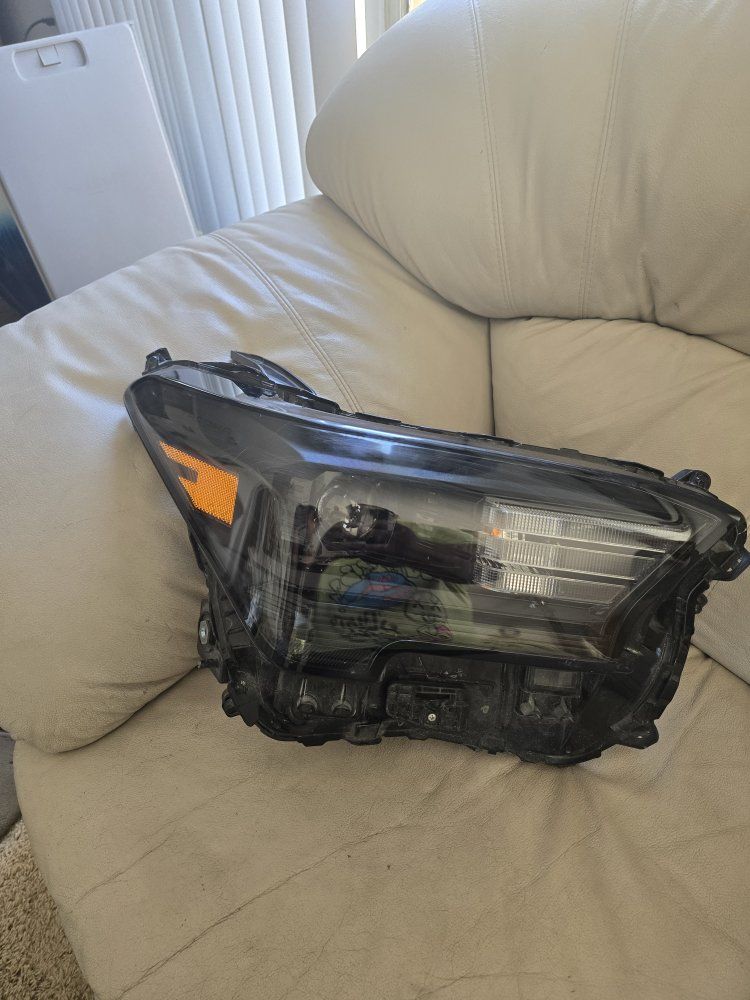 Toyota Tacoma 2025 passenger side headlight