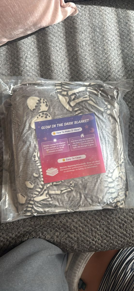 Jekeno Glow in the Dark Dinosaur Skeleton Throw Blanket New in Bag
