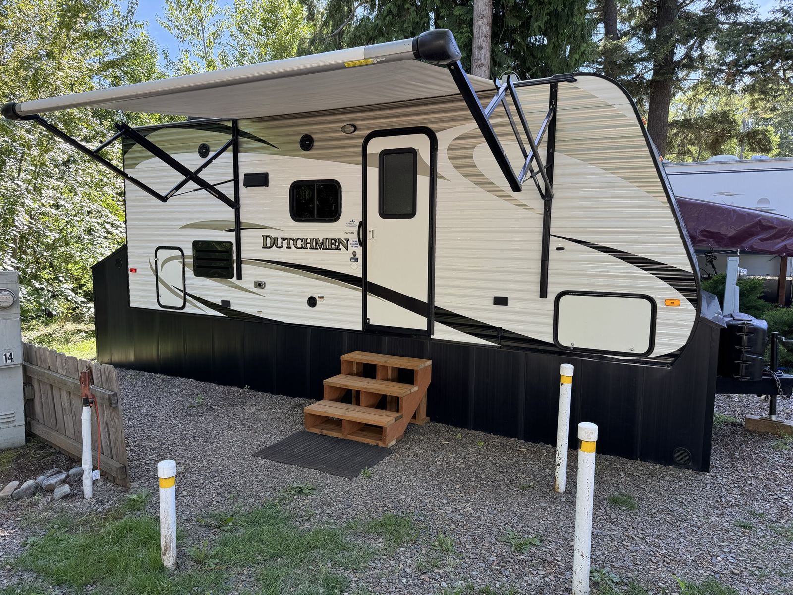 2014 Dutchmen 24’ 202RBS Polar Package Travel Trailer w/ Slide Out & Awning