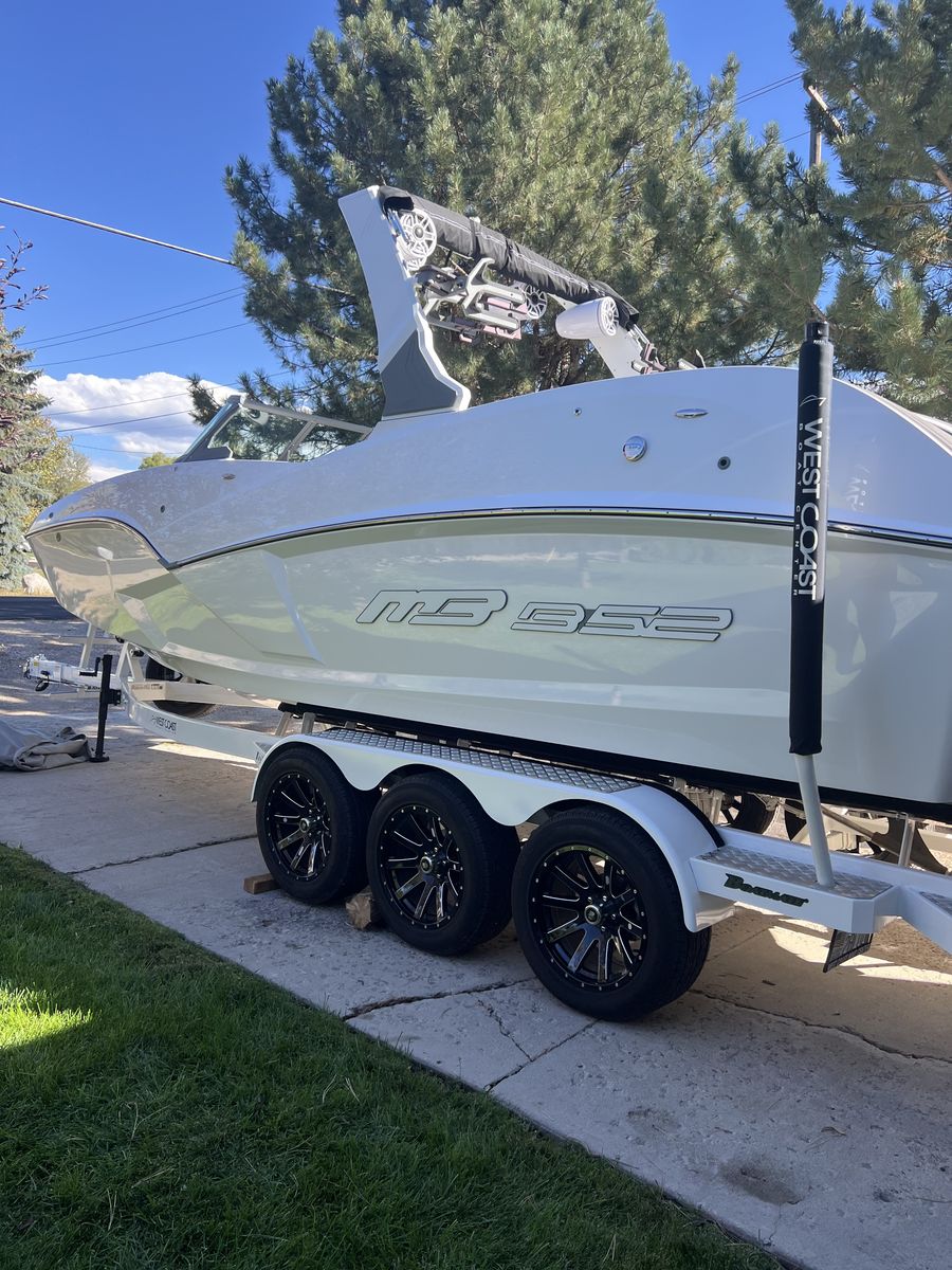 2023 MB B52 ALPHA 25 Surf boat
