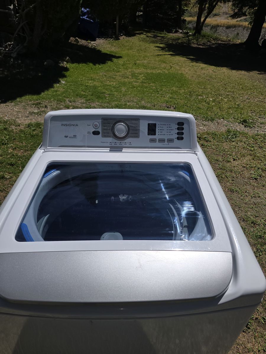 insignia twm41wh8a washer and insignia NS-FDRE67WH8A electric dryer.