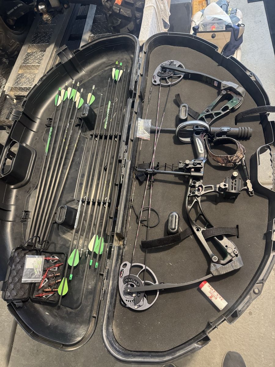 LEFT Handed Diamond Archery by Bowtech Edge SB-1 Compound Bow Set with Arrows & Case