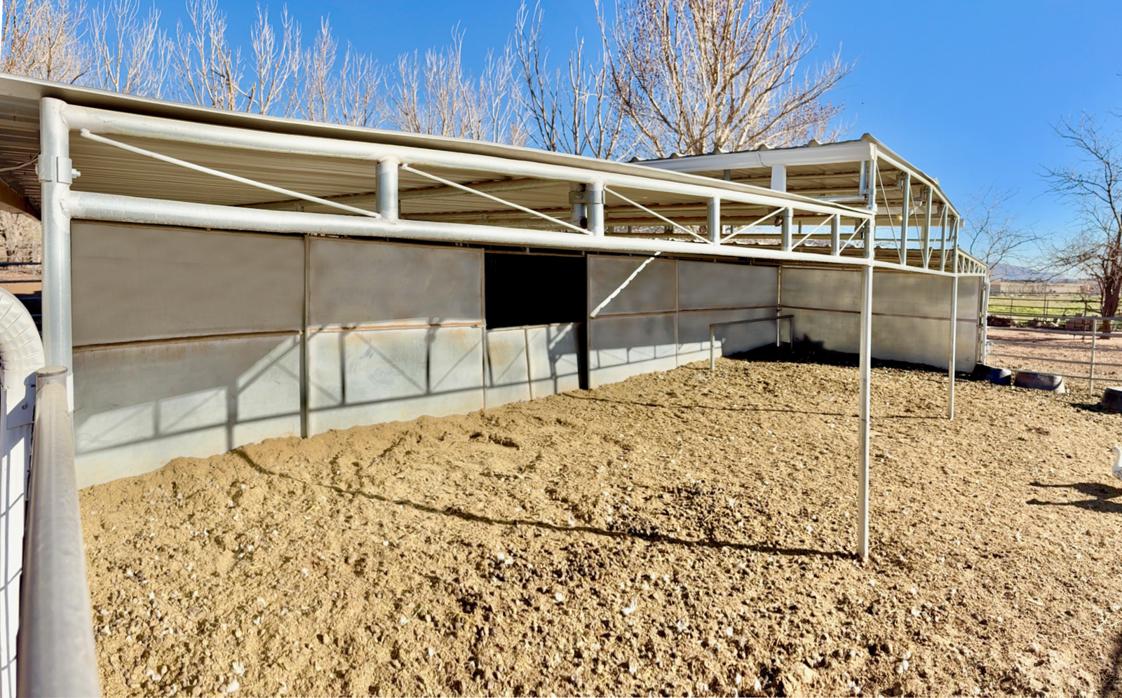 S & S Metal Horse Barn