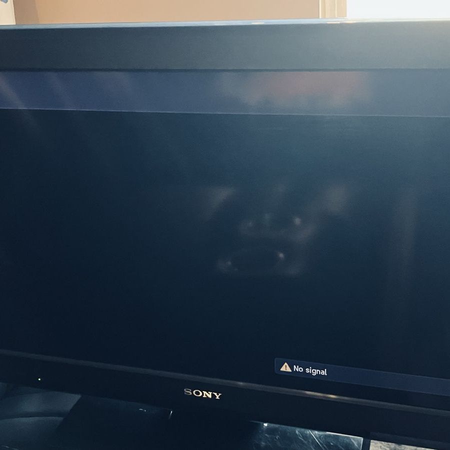 Sony KDL-32L5000 32-inch BRAVIA LCD TV - Used-Works well. NO REMOTE.
