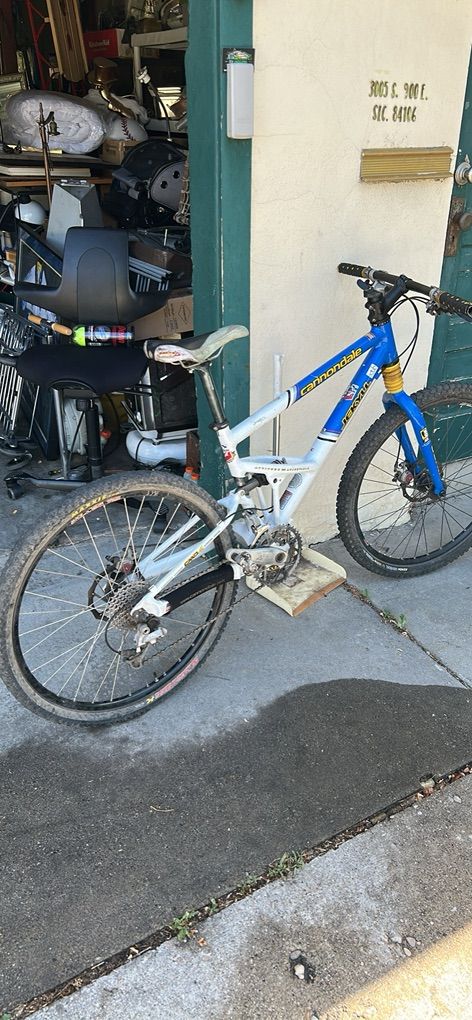 CANNONDALE JEKYLL Mountain Bike Size Medium.