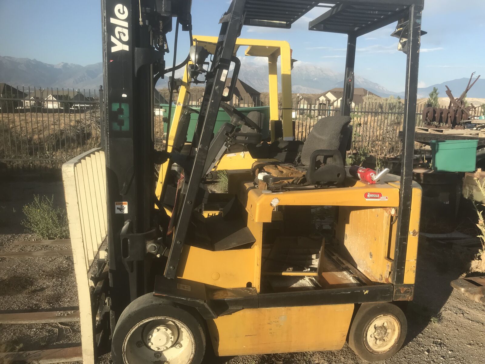 YALE ELECTRIC FORK LIFT