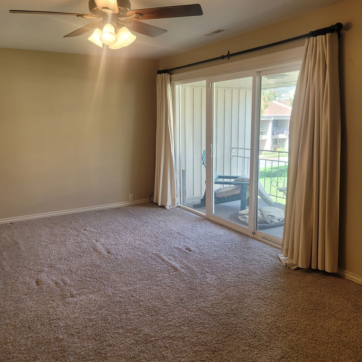 Large bedroom for rent in Bountiful 