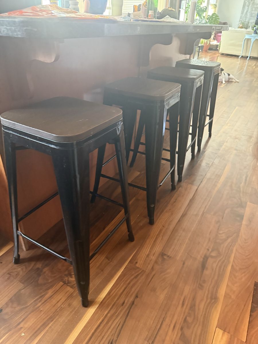 Very nice barstools metal with a brown wood top