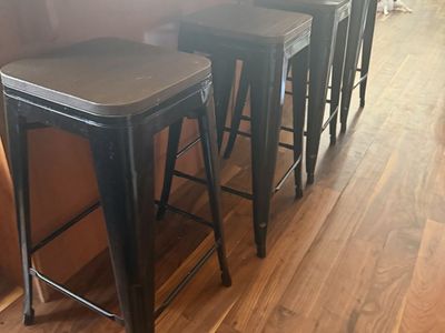 Very nice barstools metal with a brown wood top