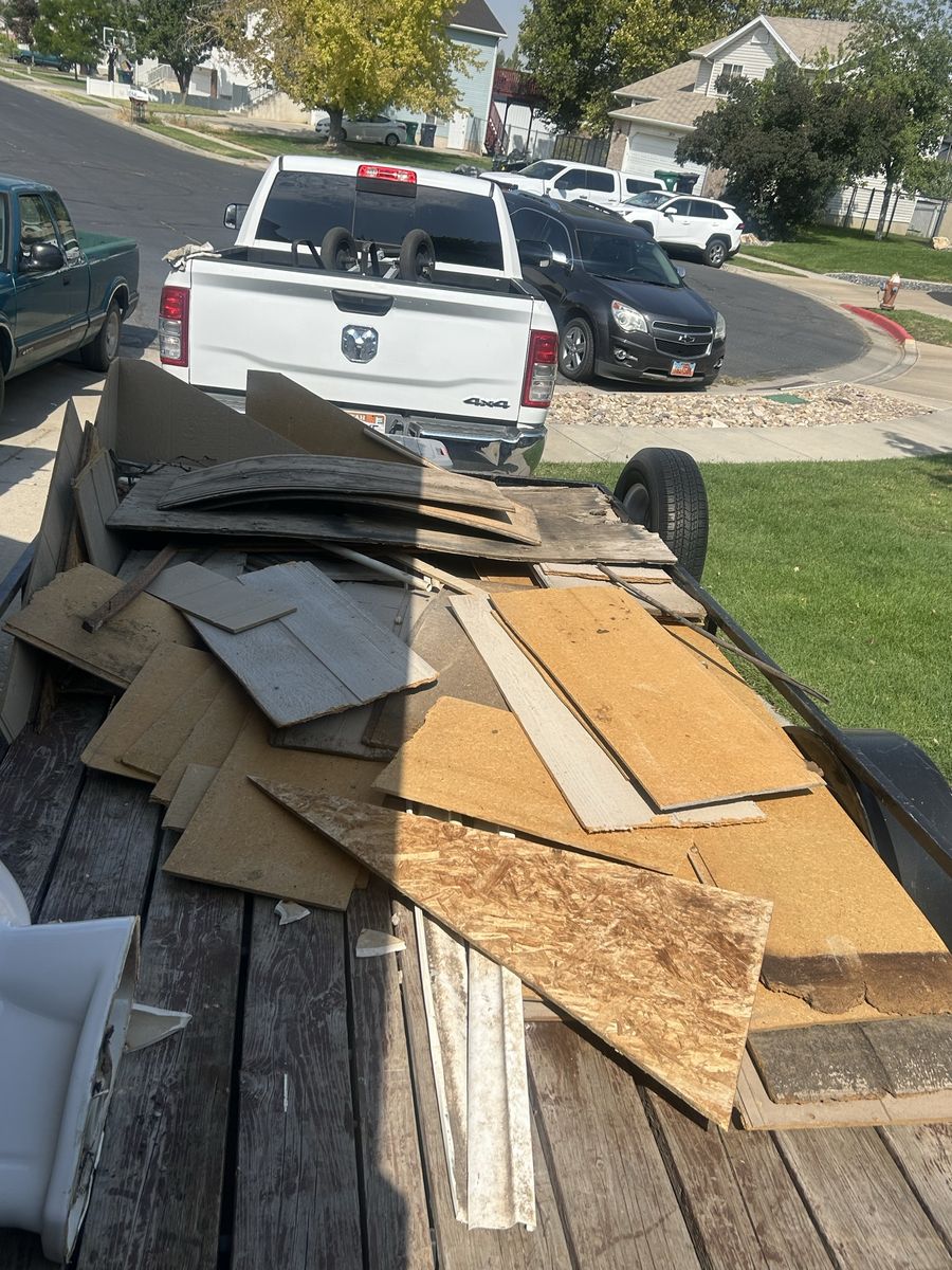 Assorted Scrap Lumber, Plywood, OSB & Construction Wood Cutoff