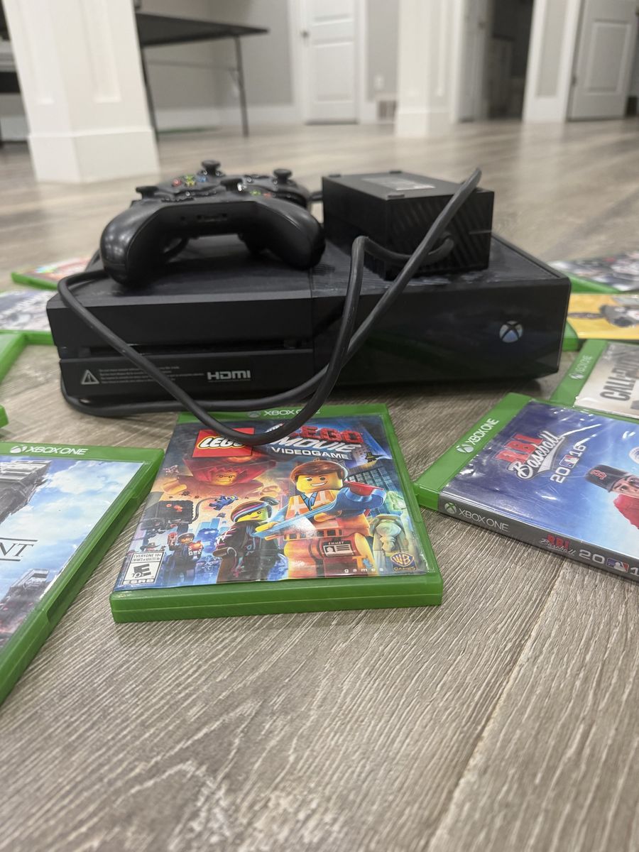Xbox One / 13 games / 3 controllers