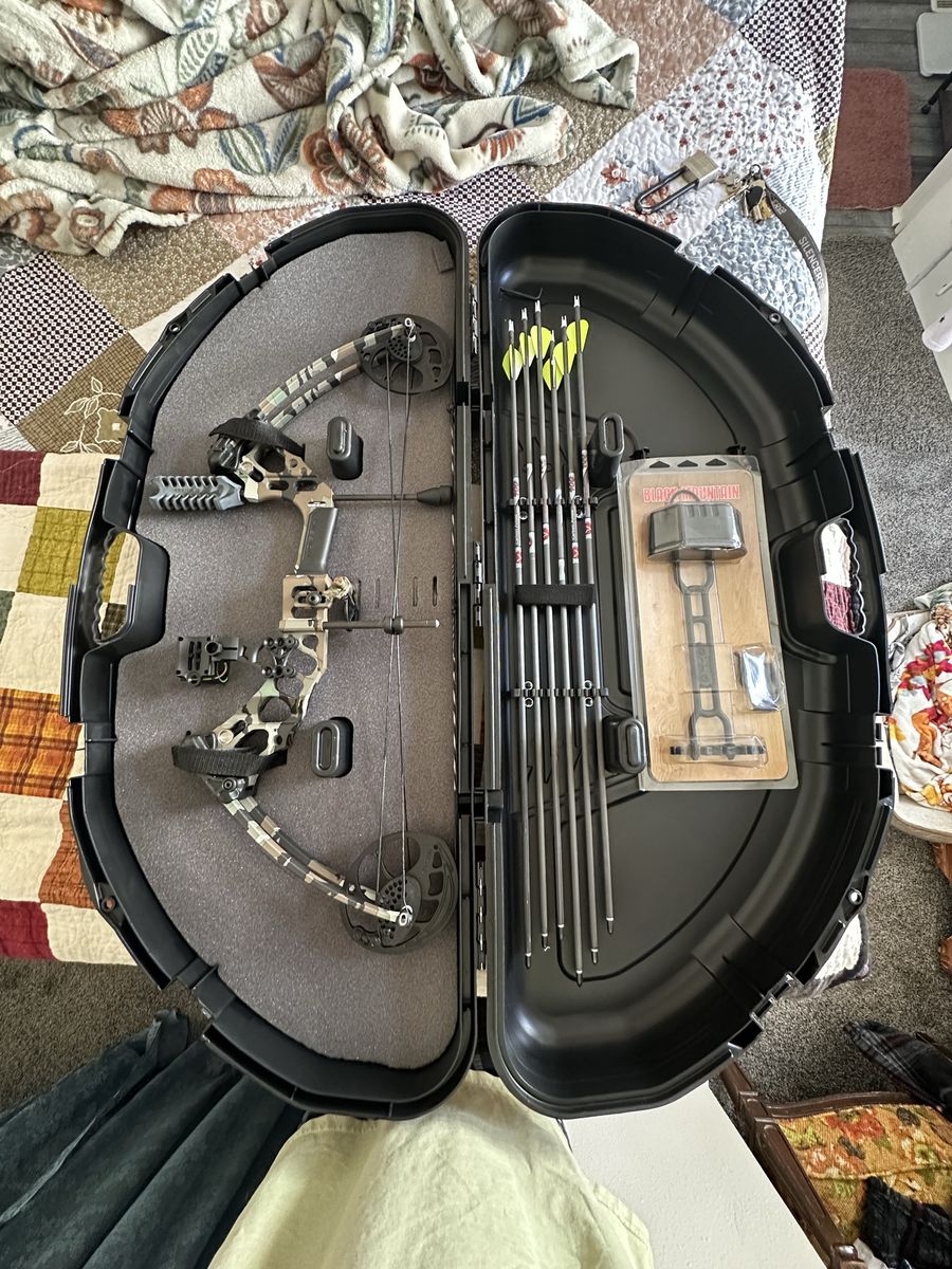 Mission HMMR Compound Bow Set - Camo, Never Used with Case, Arrows & Accessories