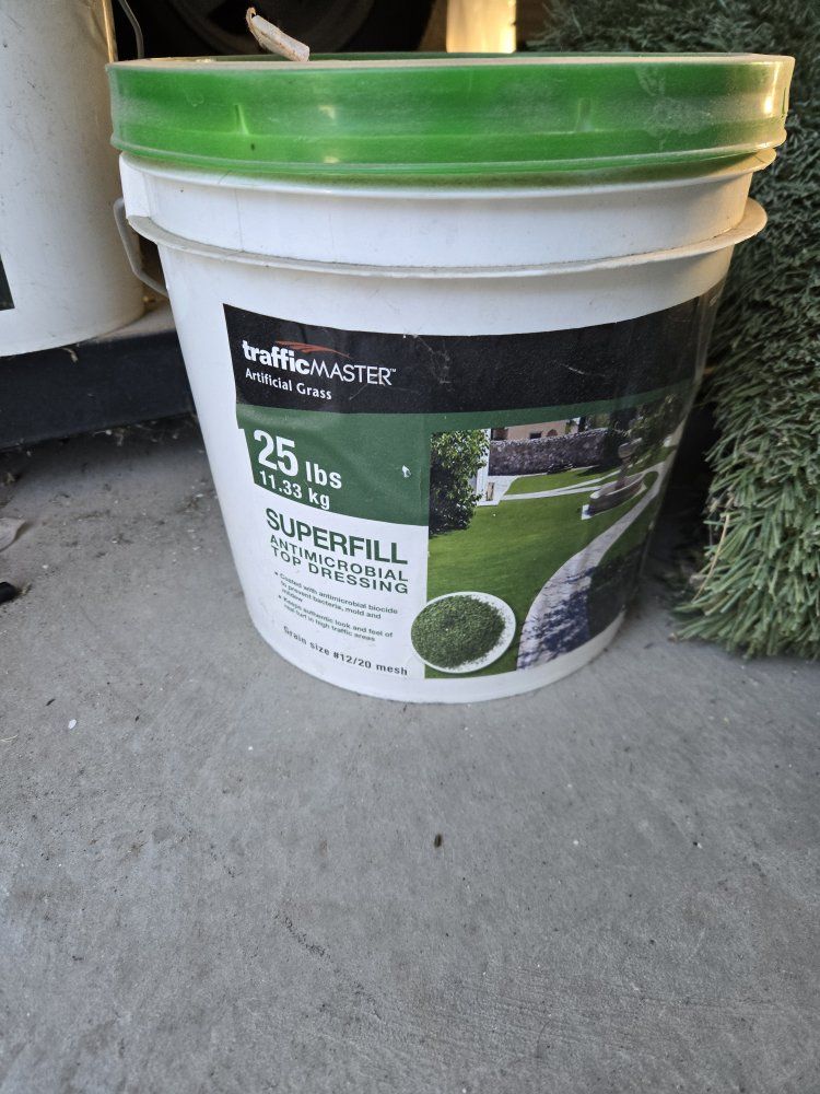 Artificial lawn top dressing.