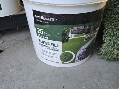 Artificial lawn top dressing.