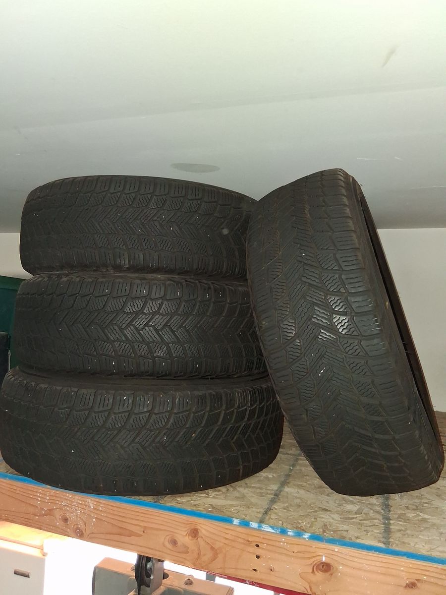 4- 215/65 R 16 off a Toyota sienna