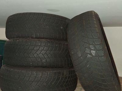 4- 215/65 R 16 off a Toyota sienna