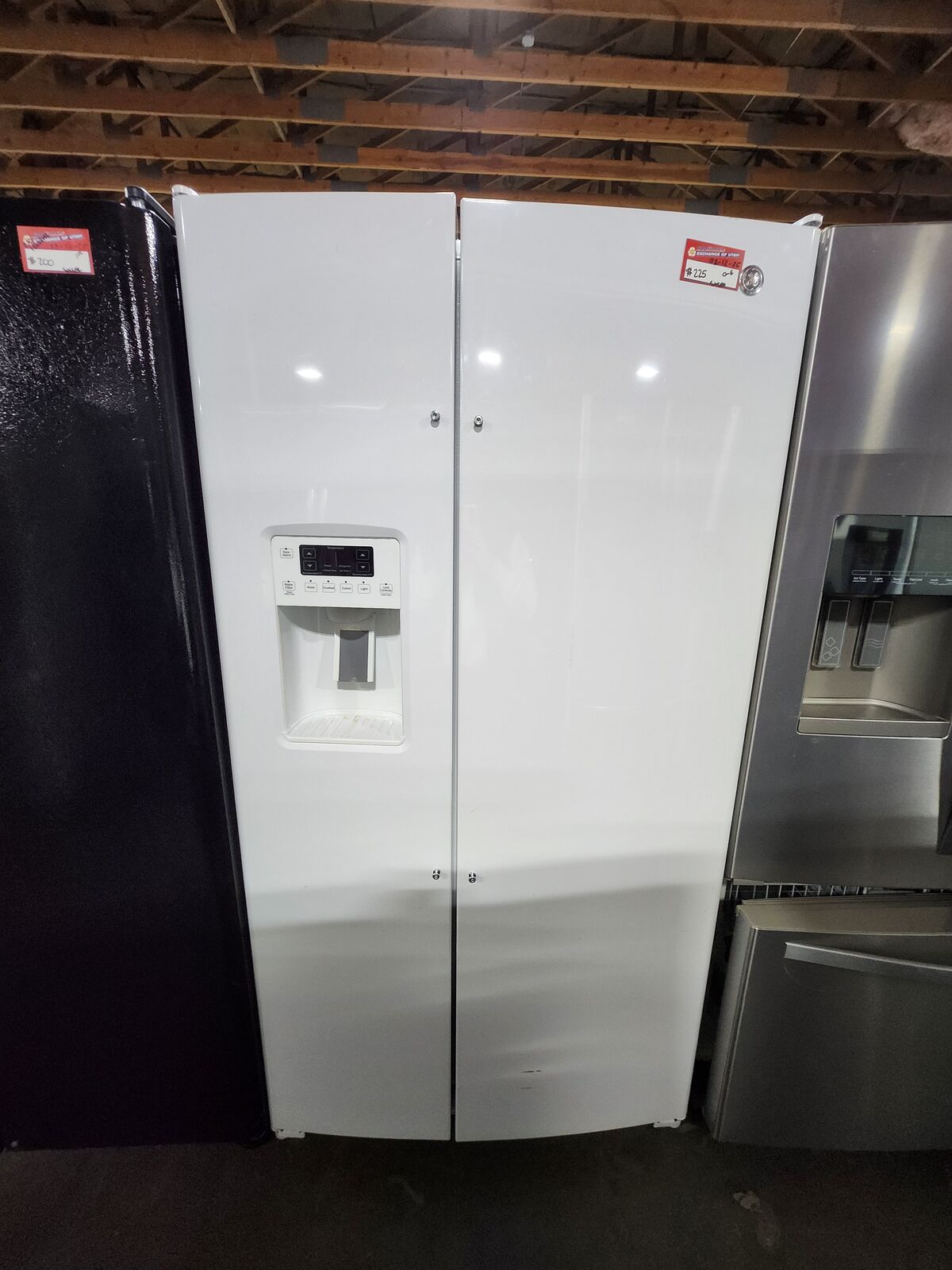 NICE GE WHITE SIDE BY SIDE FRIDGE! W-WARRANTY