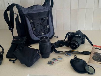 Nikon D40 Digital SLR Camera Kit with 18-55mm f/3.5-5.6G ED II Auto Focus-S DX Zoom-Nikkor Lens