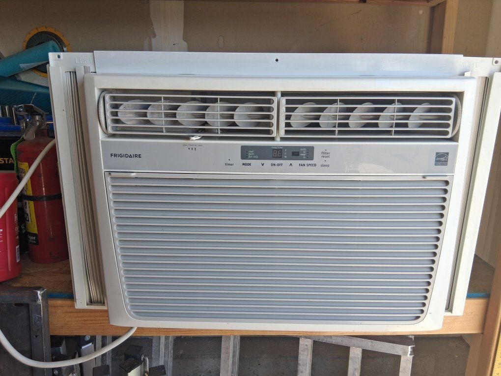 Frigidaire 15,100 BTU Window Air Conditioner Unit FFRE15L3S1 White