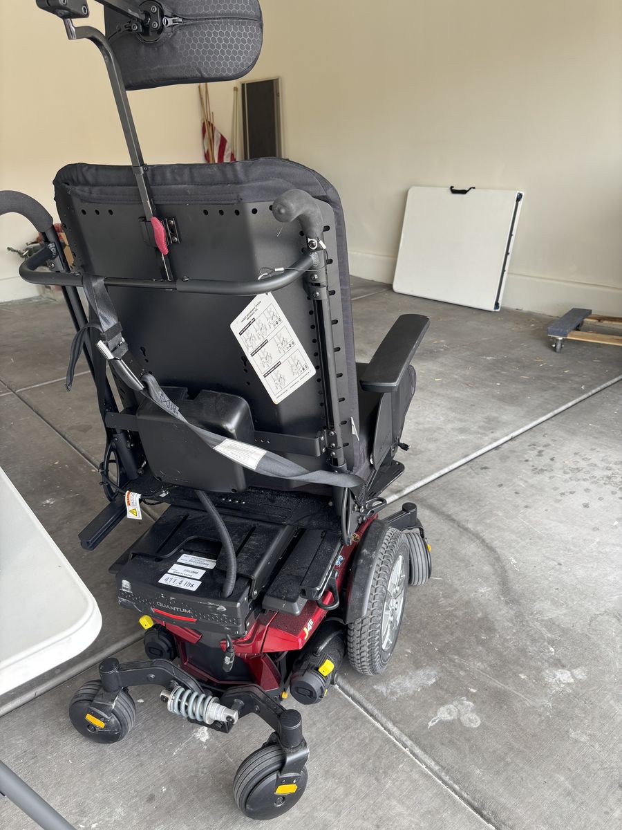Quantum J4E electric mobility chair