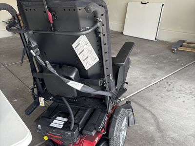 Quantum J4E electric mobility chair