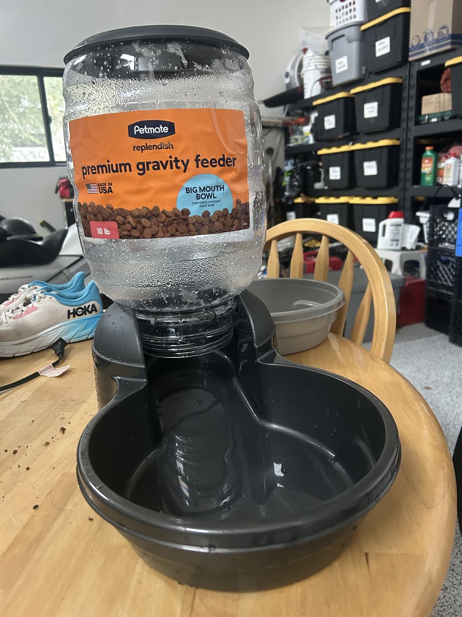 Dog food feeder