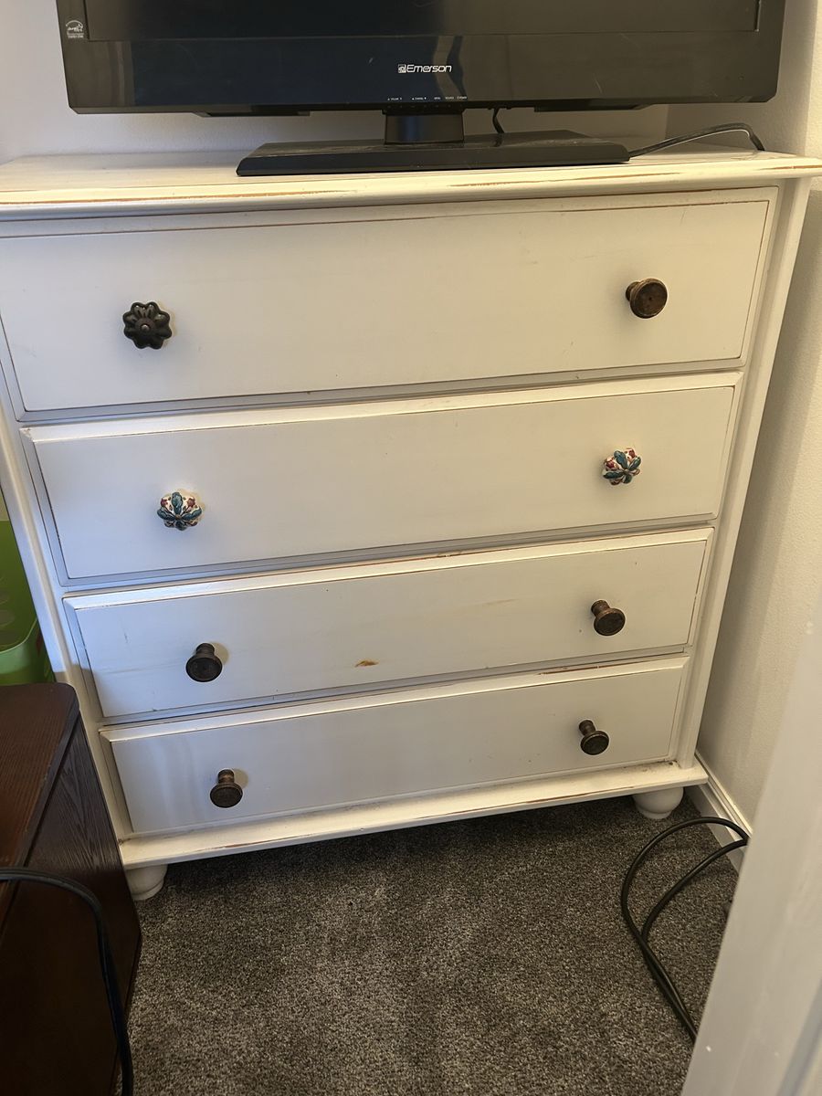 White 4-Drawer Dresser with Decorative Knobs