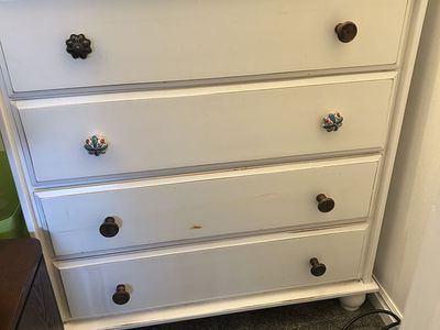 White 4-Drawer Dresser with Decorative Knobs