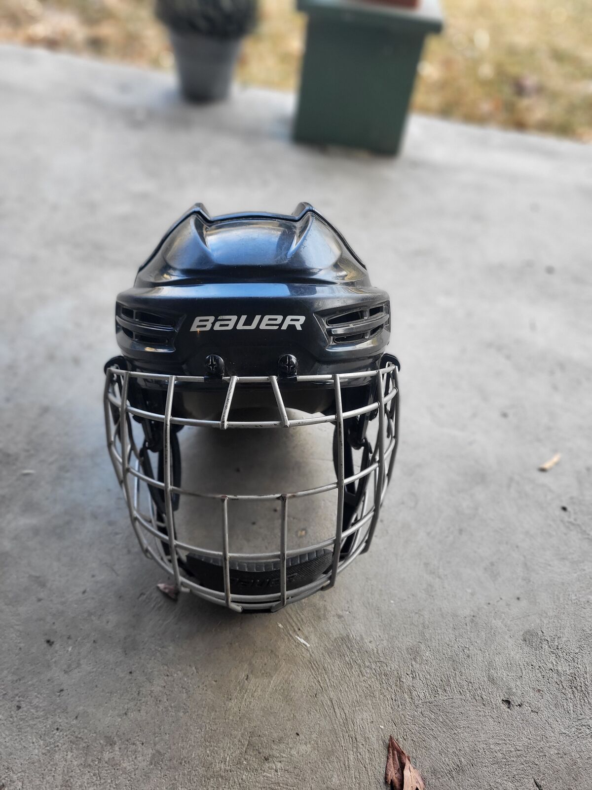 Medium-size hockey helmet