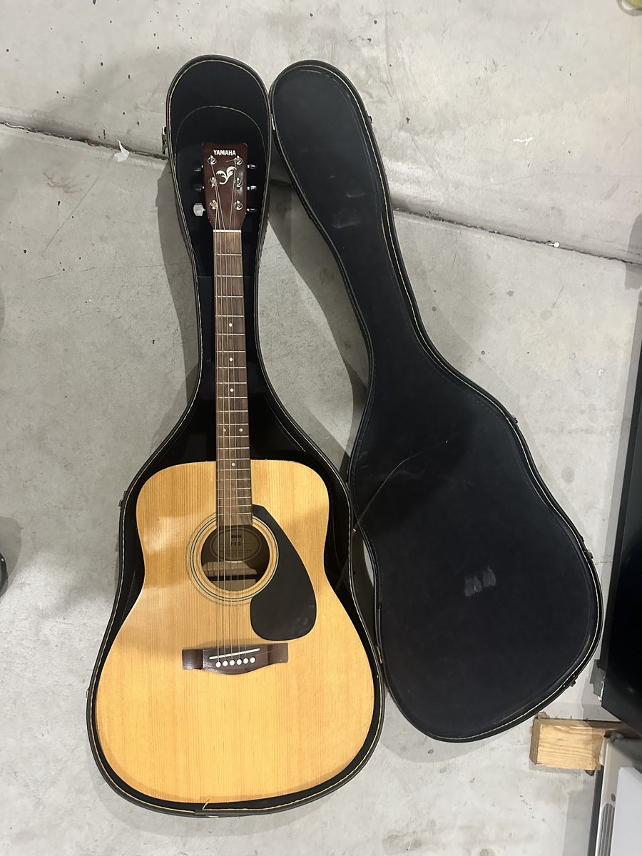Yamaha F-310 Acoustic Guitar w/ Hard Case