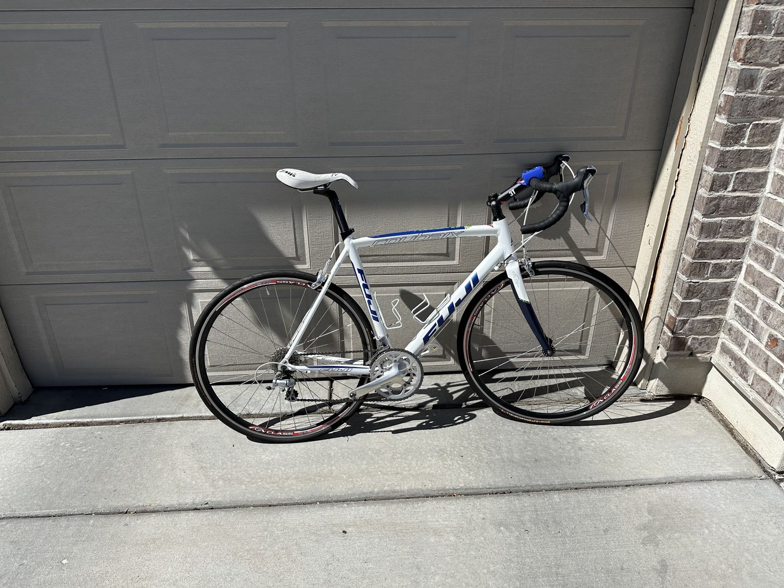 Fuji Roubaix 2.0 Road Bike – White – Tiagra – Carbon Fork – SMP Saddle
