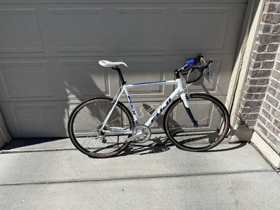 Fuji Roubaix 2.0 Road Bike – White – Tiagra – Carbon Fork – SMP Saddle