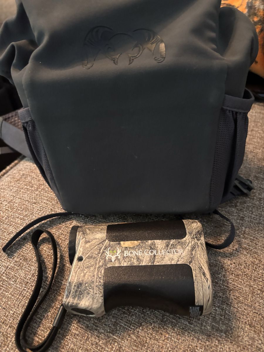 Nice, like new bone collector range finder w/case