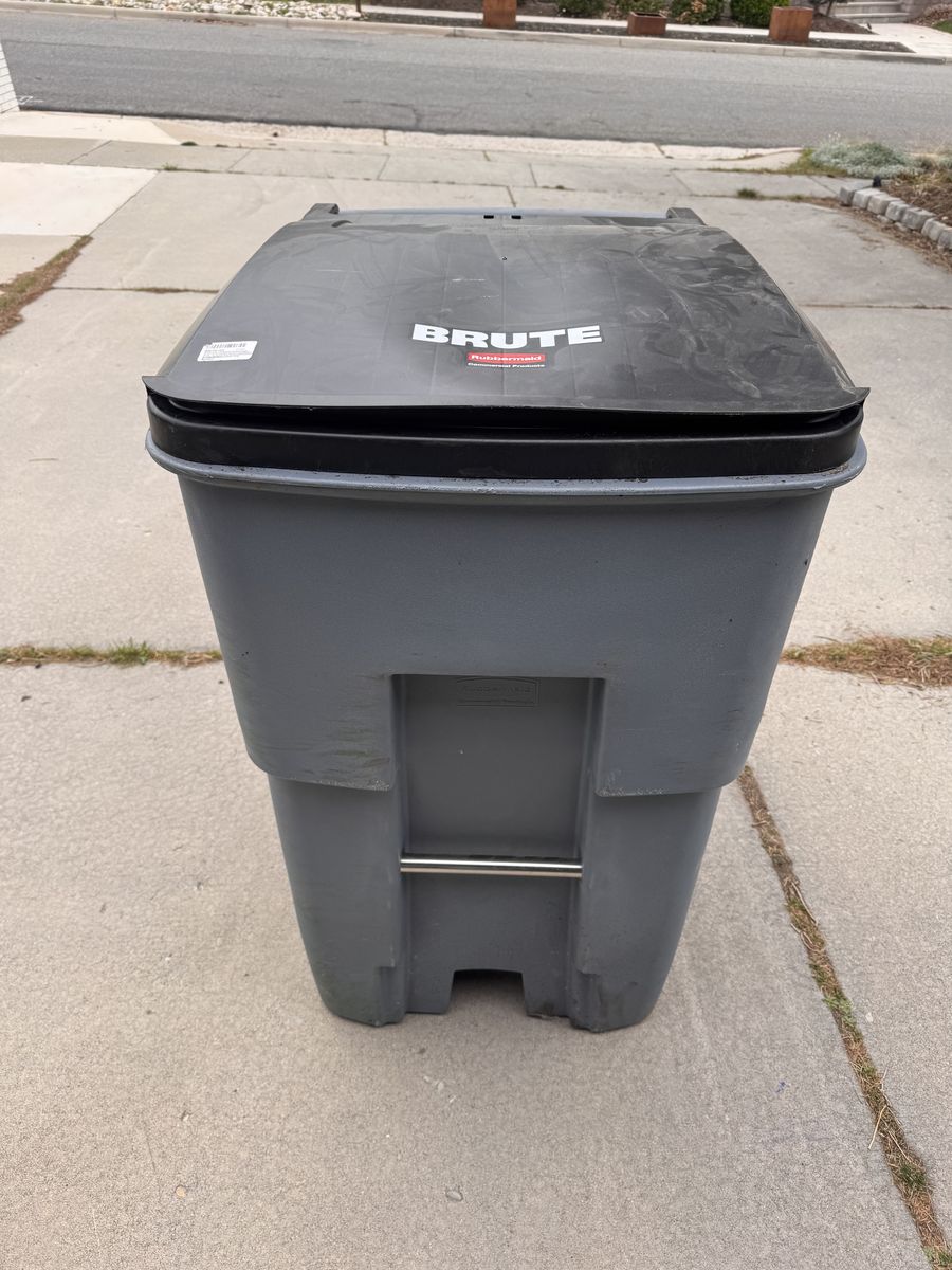 Rubbermaid Commercial Products BRUTE Rollout Trash/Garbage Can/Bin with Wheels, 95 Gal
