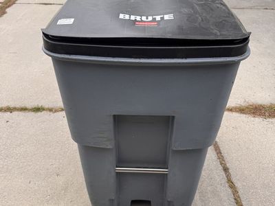 Rubbermaid Commercial Products BRUTE Rollout Trash/Garbage Can/Bin with Wheels, 95 Gal