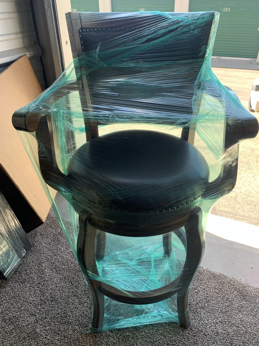BRAND NEW OUT OF BOX LARGE LEATHER SWIVEL CHAIR