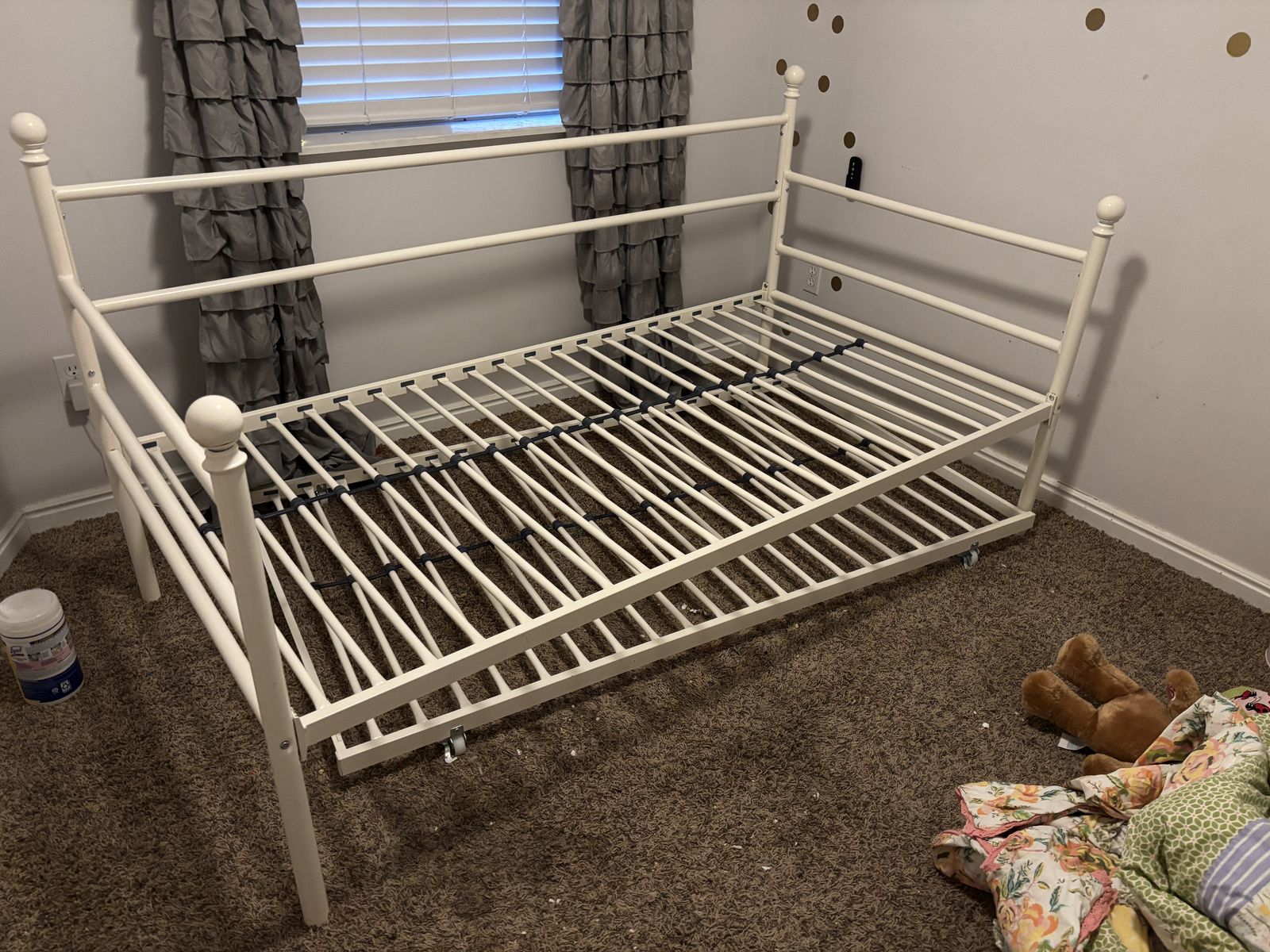 White Metal Daybed with Trundle