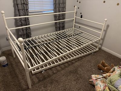 White Metal Daybed with Trundle