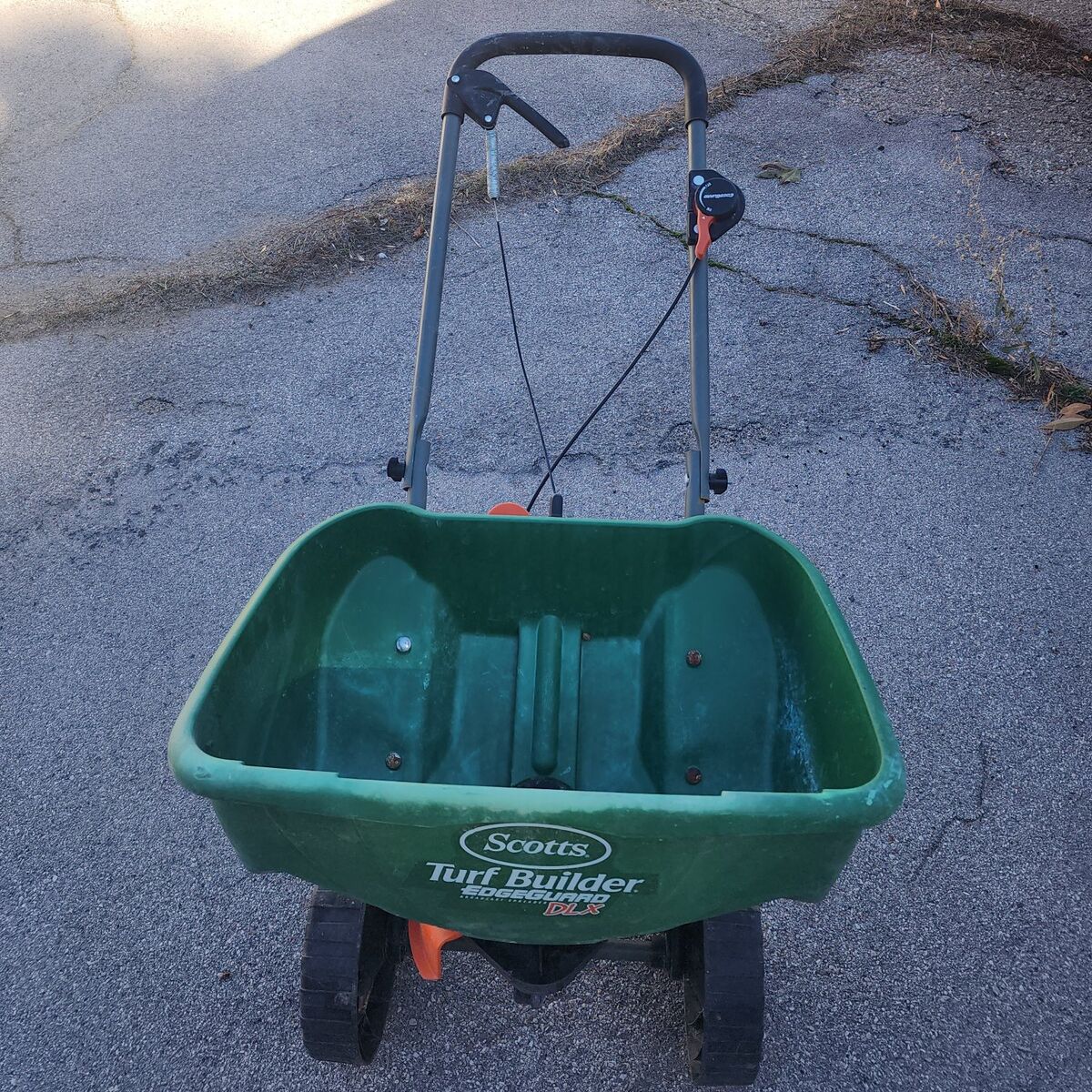 Scott's Edgeguard DLX broadcast spreader