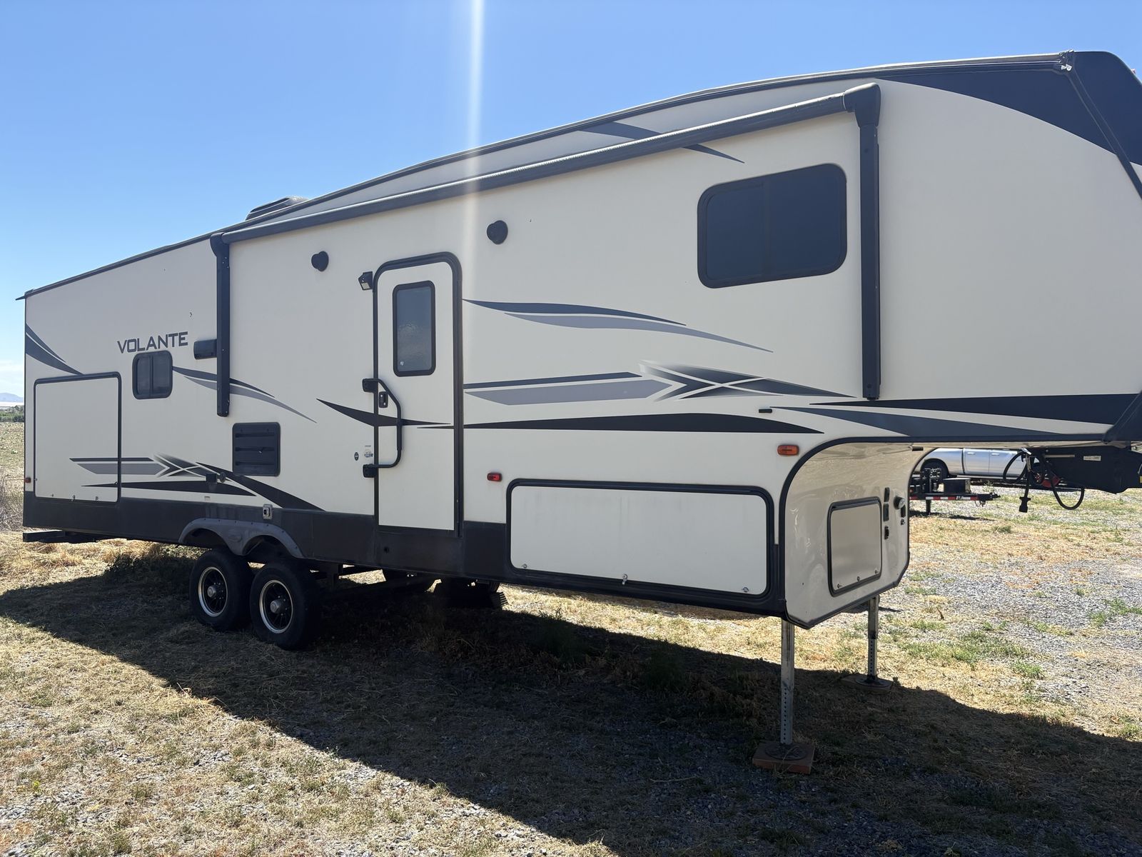 Volante 5th Wheel Travel Trailer - Spacious & Ready for Adventure