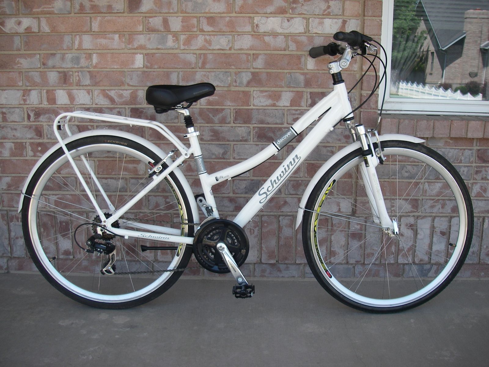 Like New, Womens 700C Aluminum SCHWINN DISCOVER Hybrid / Comfort Bike, 21 Speed, Shocks, Fenders, White