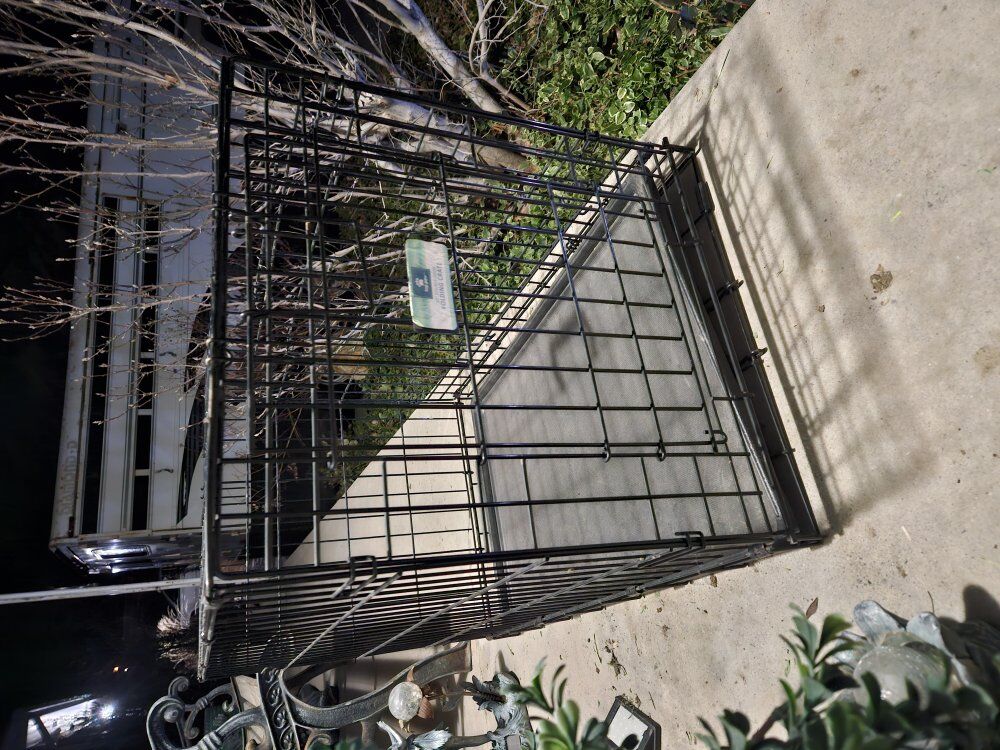 like new medium collapsible dog kennel/2 doors