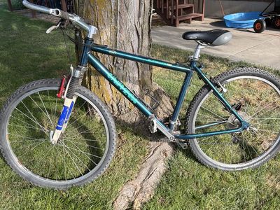 Mountain Bike. Aluminum Frame. Hardtail w/ front suspension.