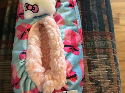 New Hello Kitty Fuzzy Babba Slipper - One Size (Fits Shoe Size 7-9.5) - Blue with Pink Bows