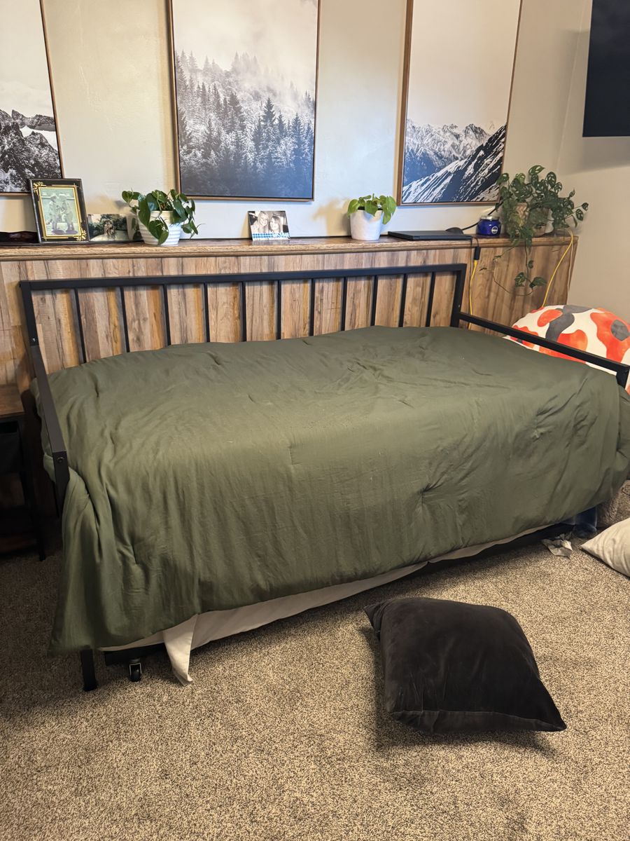 Iron trundle day bed