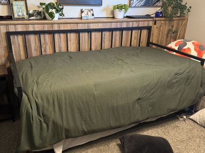 Iron trundle day bed