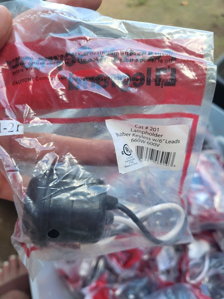 Pass & Seymour Legrand Cat #201 Rubber Keyless Lampholder w/ 6" Leads 660W 600V 6 pack.