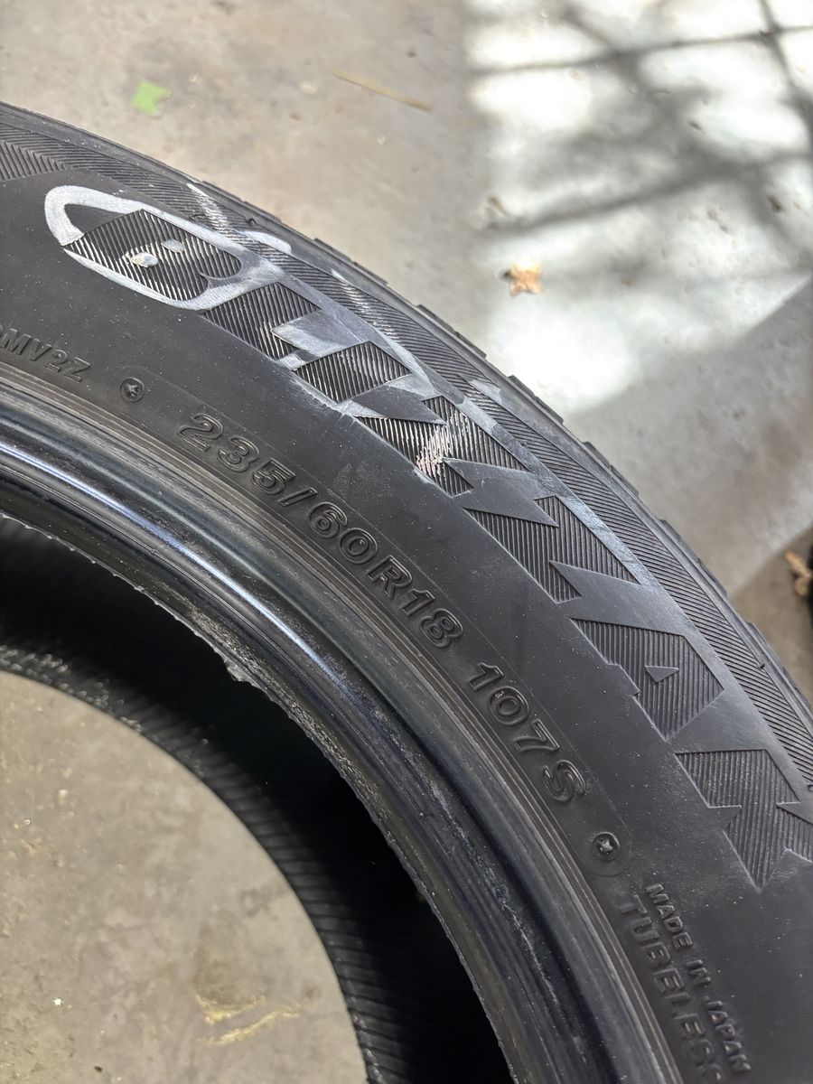 Bridgestone Blizzak studless snow tire. 235/60R18